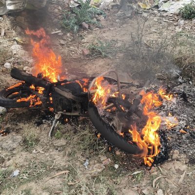 लखनऊ में बाइक में लगी भीषण आग, युवक सुरक्षित