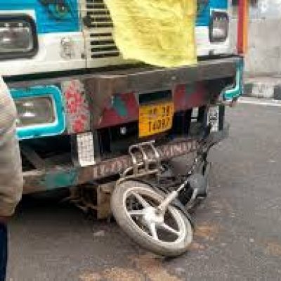 लखनऊ हादसा: ट्रक ने बाइक सवार राजमिस्त्री को कुचला