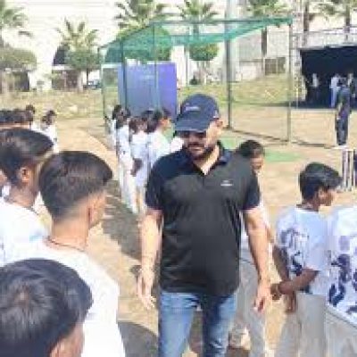 Yuvraj Singh Lucknow में बच्चों संग खेले, Girls को किया मोटिवेट