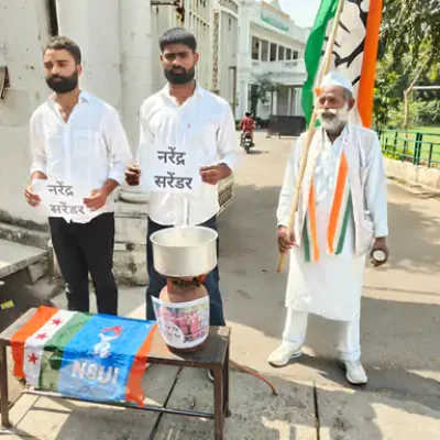 Lucknow में कांग्रेस का अनोखा प्रदर्शन: नाले से गैस निकालकर बनाई चाय, PM Modi पर तंज