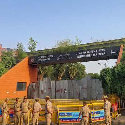 जेपी जयंती पर JPNIC में बैरिकेडिंग और सपा कार्यकर्ताओं का माल्यार्पण
