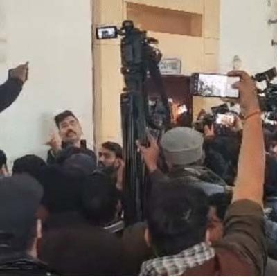 लखनऊ के KGMU में अपर्णा समर्थकों का हंगामा, VC चैंबर