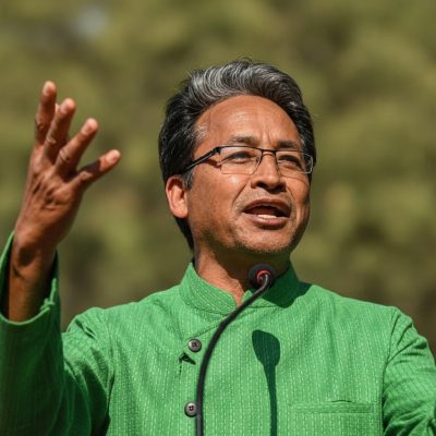 लेह में प्रदर्शन हिंसक, BJP दफ्तर फूंक, सोनम वांगचुक भूख हड़ताल