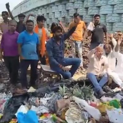 लखनऊ ऐशबाग: घरों के सामने कूड़ाघर, लोग प्रदर्शन में