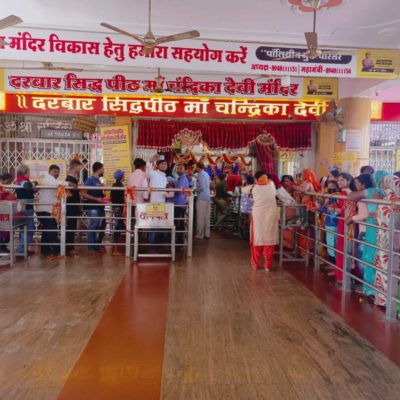 लखनऊ के चंद्रिका देवी मंदिर में दर्शन के लिए उमड़ी भीड़