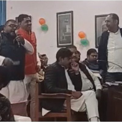 लखनऊ नगर निगम सदन में हंगामा, भाजपा पार्षद भावुक