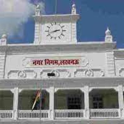 Lucknow News: नगर निगम बैठक में हंगामा, मेयर-आयुक्त में टकराव