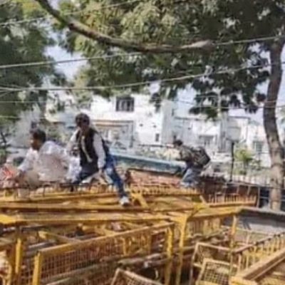 Lucknow Protest: RAF से भिड़े कांग्रेसी, 300 हाउस अरेस्ट