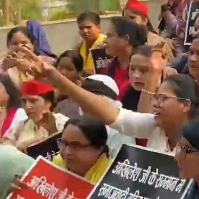 लखनऊ में सपा महिला नेताओं का विरोध प्रदर्शन