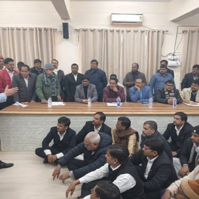 लखनऊ सरोजनी नगर तहसील में अधिवक्ताओं का धरना