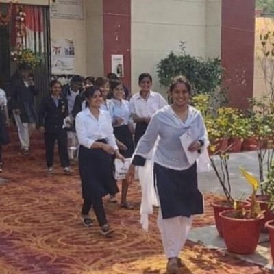 लखनऊ में यूपी बोर्ड परीक्षा 2026: 121 केंद्रों पर पहली पाली संपन्न