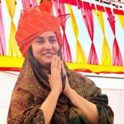 सहारनपुर PDA चौपाल में इकरा हसन को गुर्जर समाज ने पहनाई भगवा पगड़ी