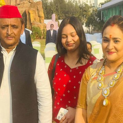 सैफई शादी में अपर्णा संग दिखे अखिलेश, नेता पहुंचे