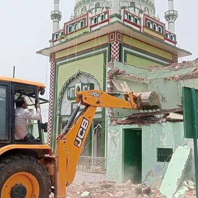 Sambhal: कल्कि धाम के पास मस्जिद पर चला बुलडोजर
