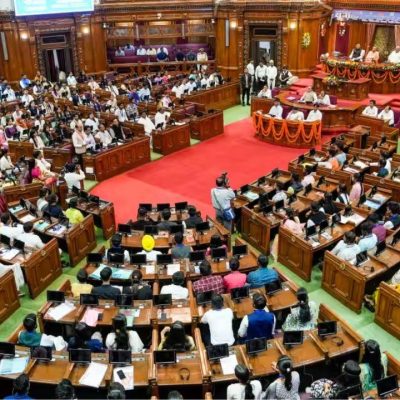 UP Vidhan Sabha: ‘बोतल’ मुद्दे पर बीजेपी-सपा में जमकर हंगामा