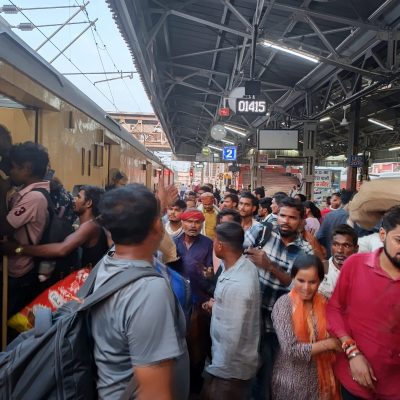 लखनऊ-Delhi ट्रेनों में भीड़: लखनऊ मेल, कैफियात, गोरखधाम फुल