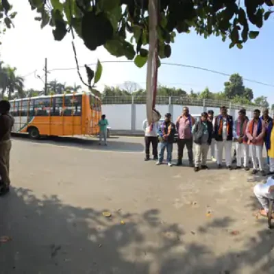 लखनऊ-चित्रकूट बस सेवा में दयाशंकर का इंतजार, मंत्री आशीष कुर्सी पर बैठे