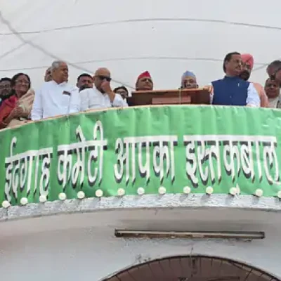 लखनऊ में अखिलेश समर्थकों के नारे, संभल में काली पट्टी बांधकर नमाज